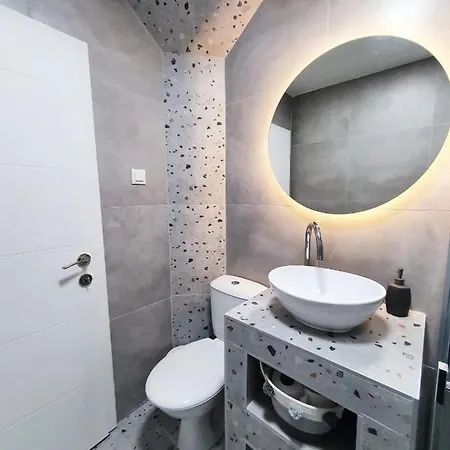 Lovely Gem At The Location In Center *